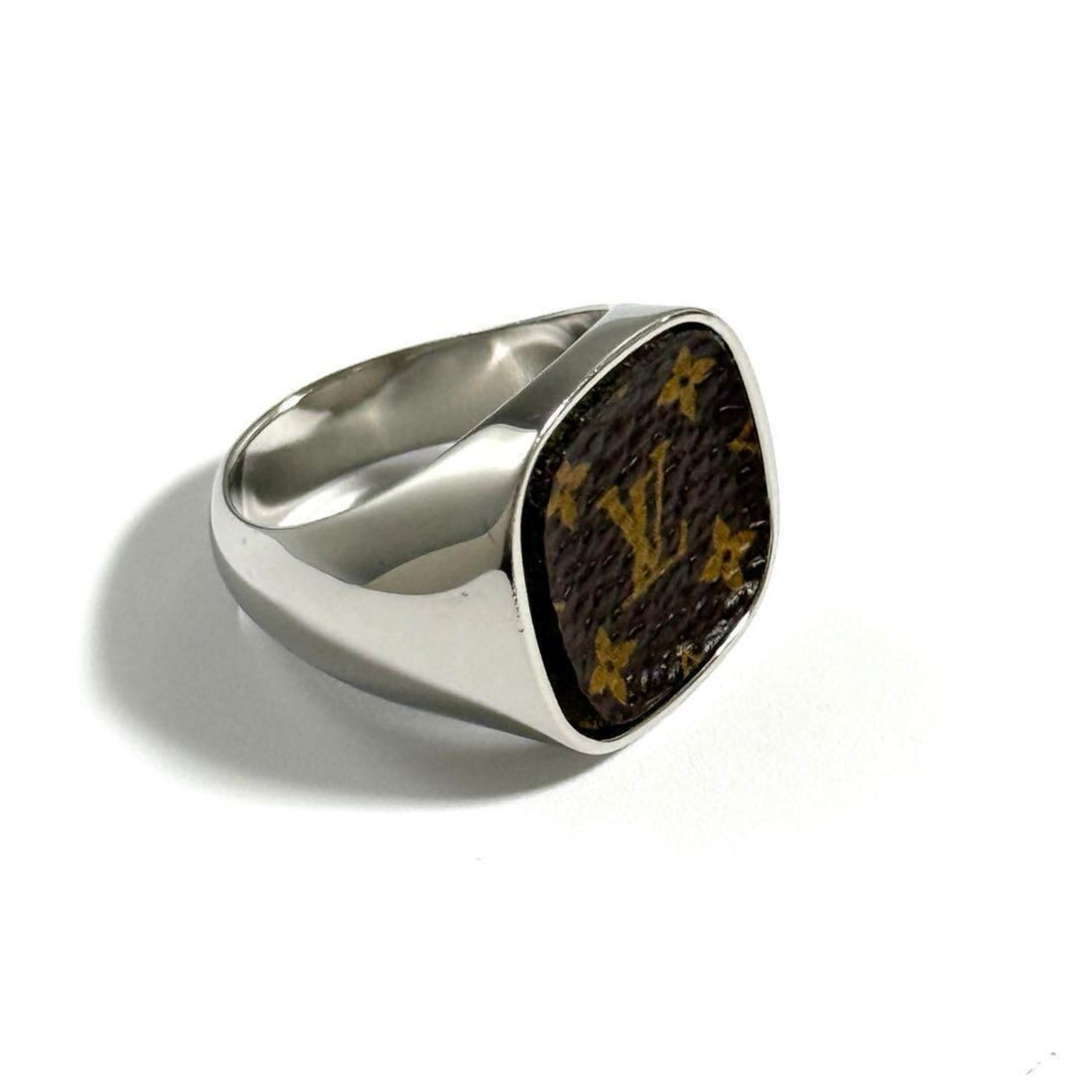Louis Vuitton Signet Ring – Elegant Gold & Silver Jewelry