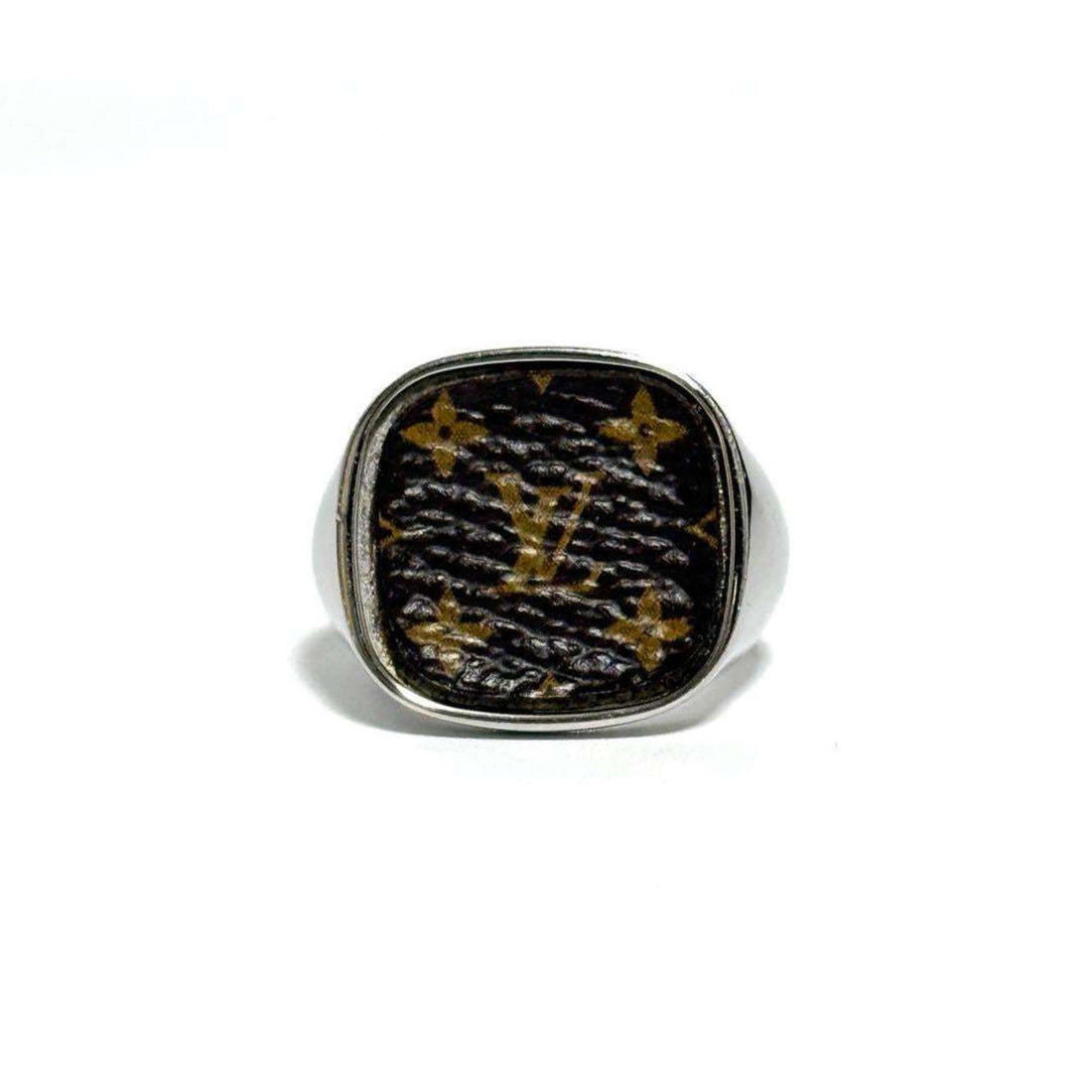 Louis Vuitton Signet Ring – Elegant Gold & Silver Jewelry