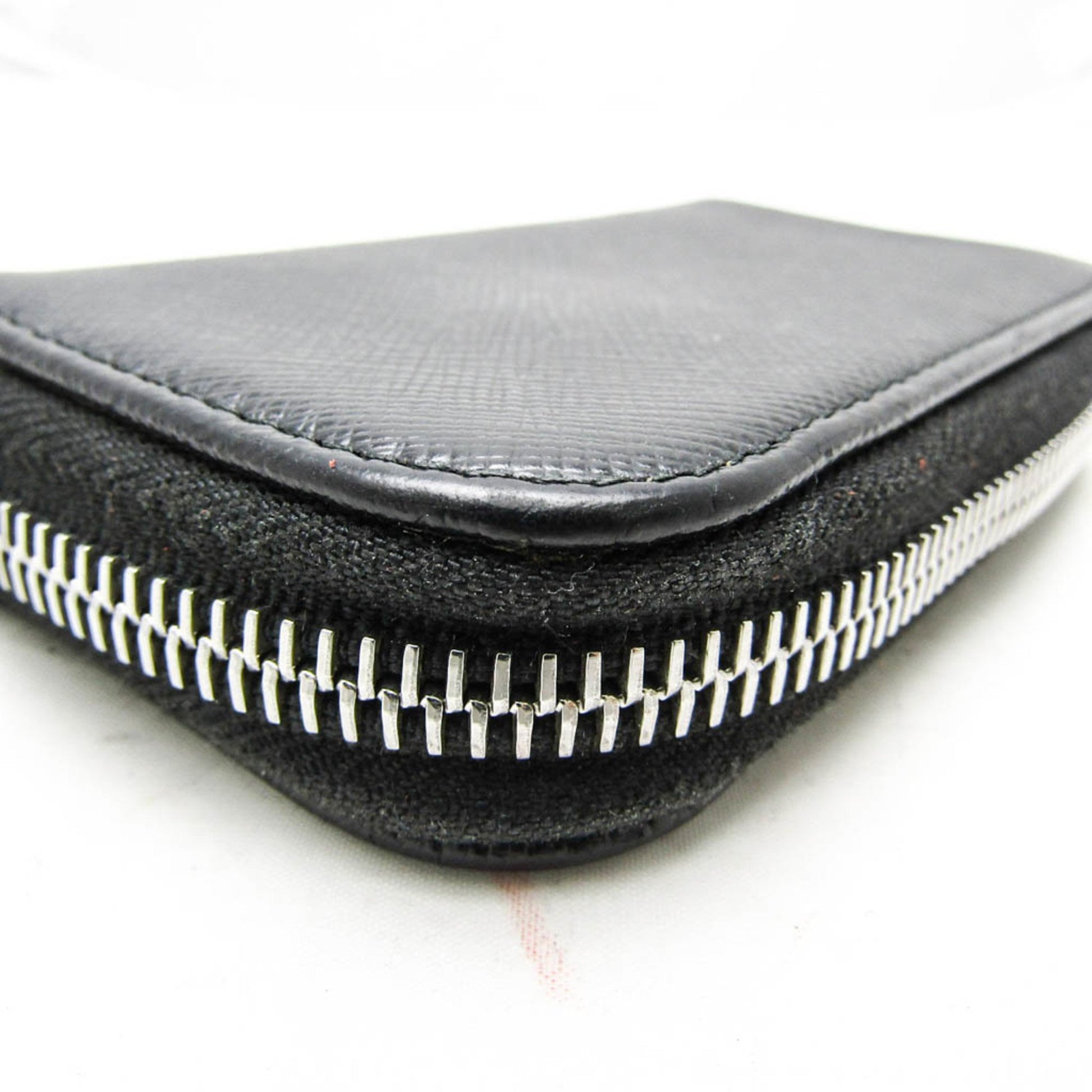 Prada Saffiano Leather Bag – Premium Italian Craftsmanship