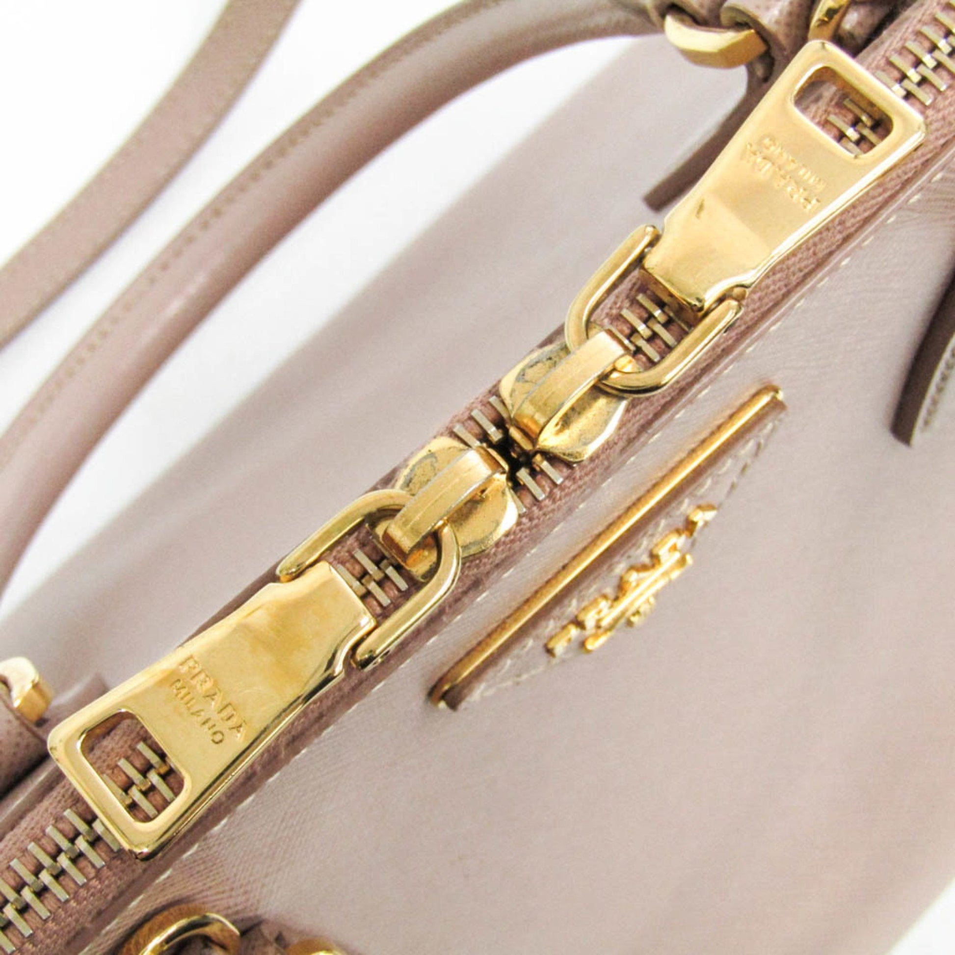 Prada Galleria Bag – Timeless Leather Handbag for Everyday Elegance