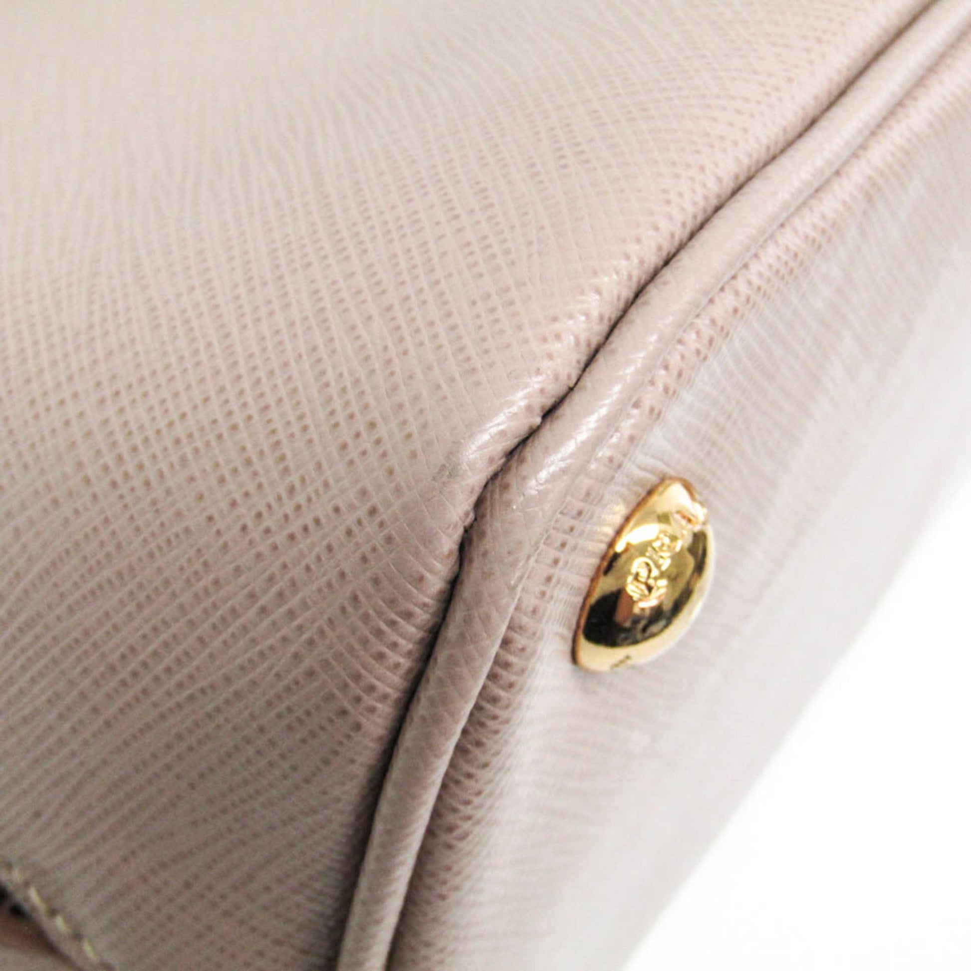 Prada Galleria Bag – Timeless Leather Handbag for Everyday Elegance
