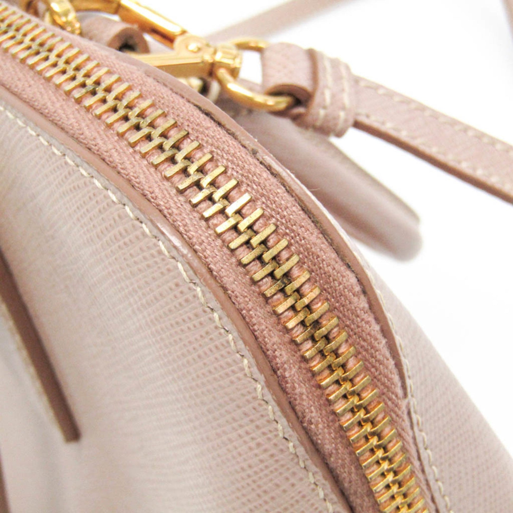 Prada Galleria Bag – Timeless Leather Handbag for Everyday Elegance