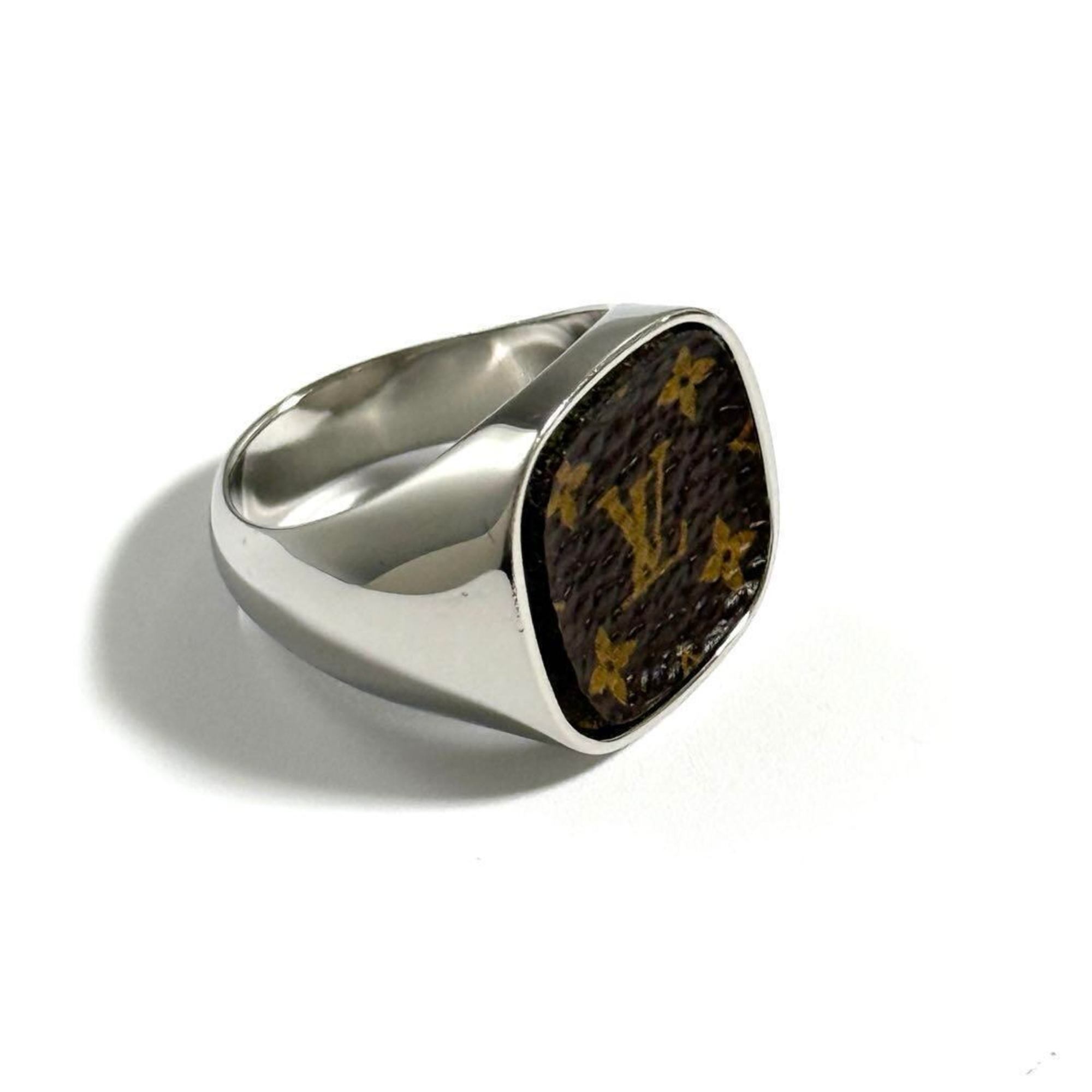 Louis Vuitton Signet Ring – Elegant Gold & Silver Jewelry