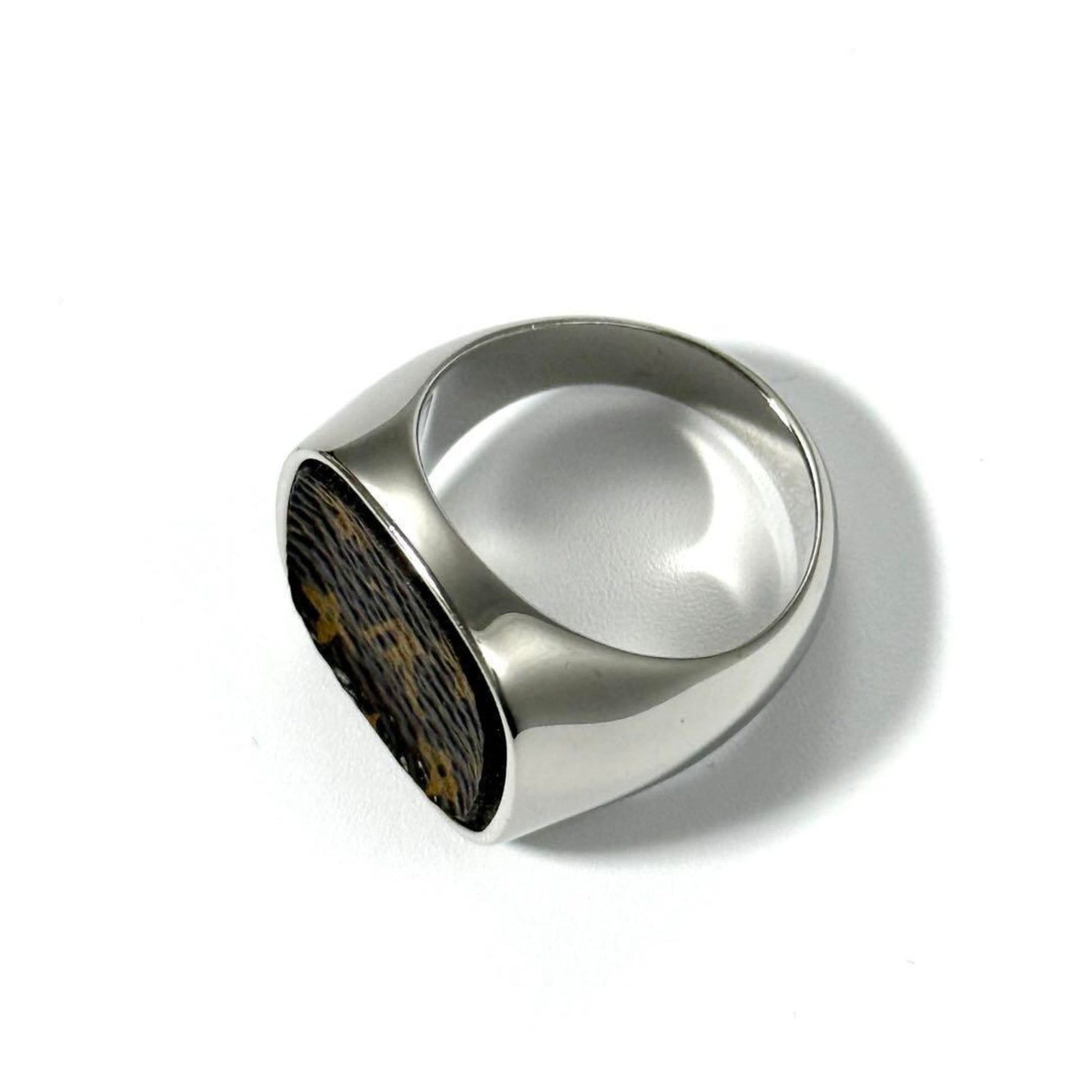 Louis Vuitton Signet Ring – Elegant Gold & Silver Jewelry