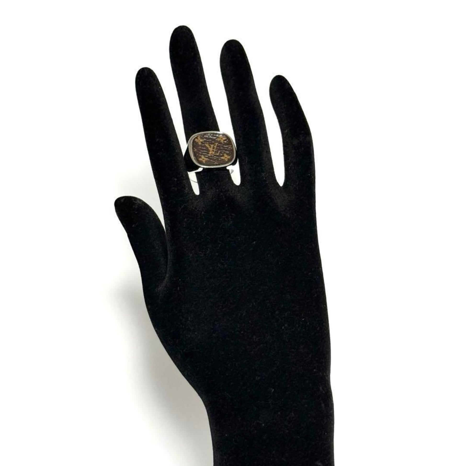 Louis Vuitton Signet Ring – Elegant Gold & Silver Jewelry