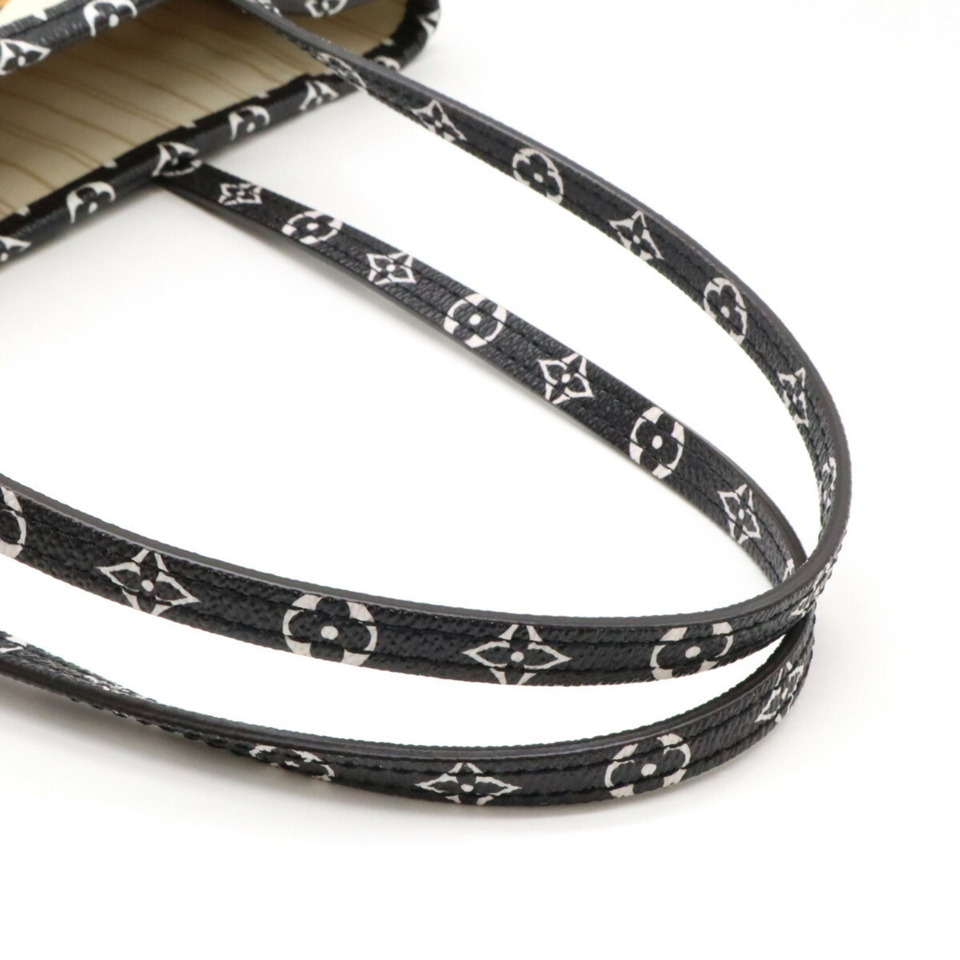 Louis Vuitton Neverfull MM Tote Bag – Spacious & Iconic Design