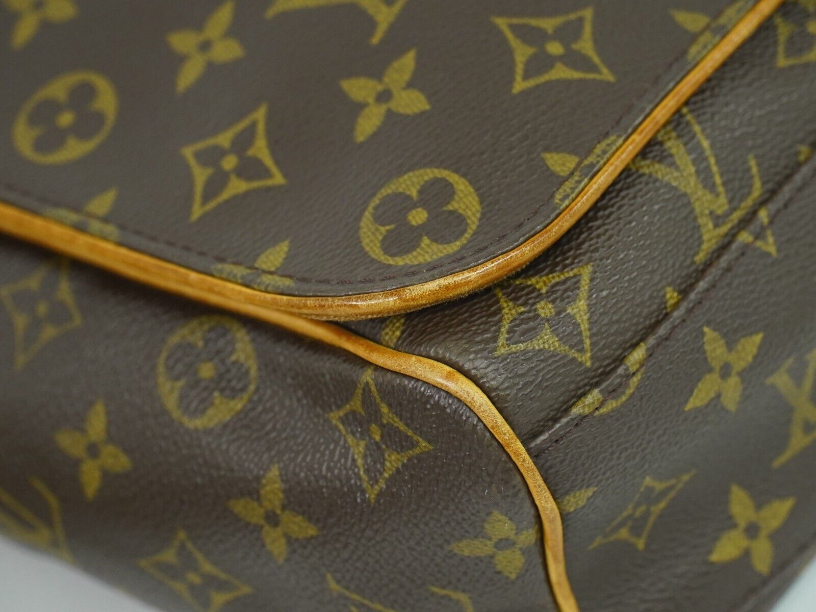 Louis Vuitton Luxury Handbags & Accessories – Timeless Elegance
