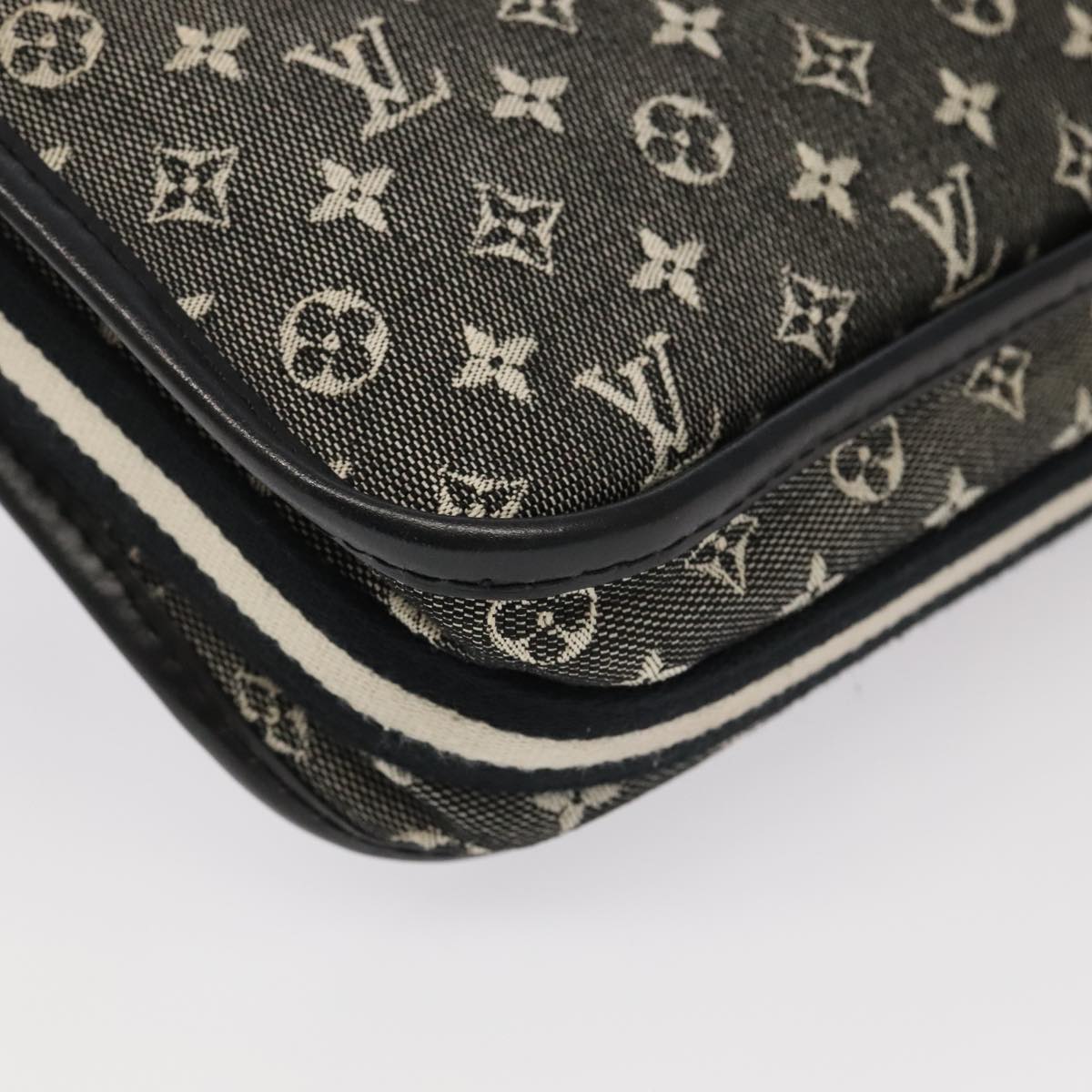 Louis Vuitton Pochette Bag – Chic & Versatile