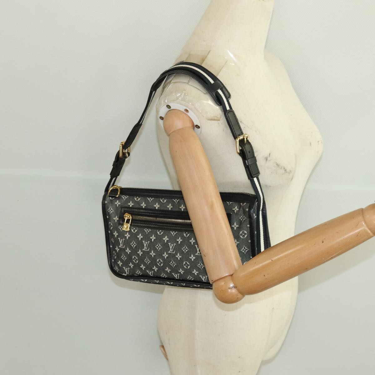 Louis Vuitton Pochette Bag – Chic & Versatile