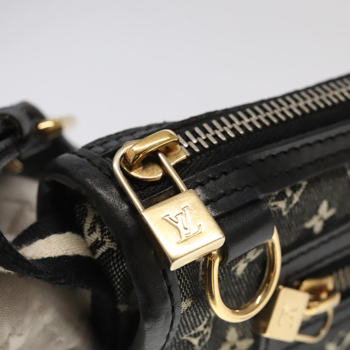 Louis Vuitton Pochette Bag – Chic & Versatile