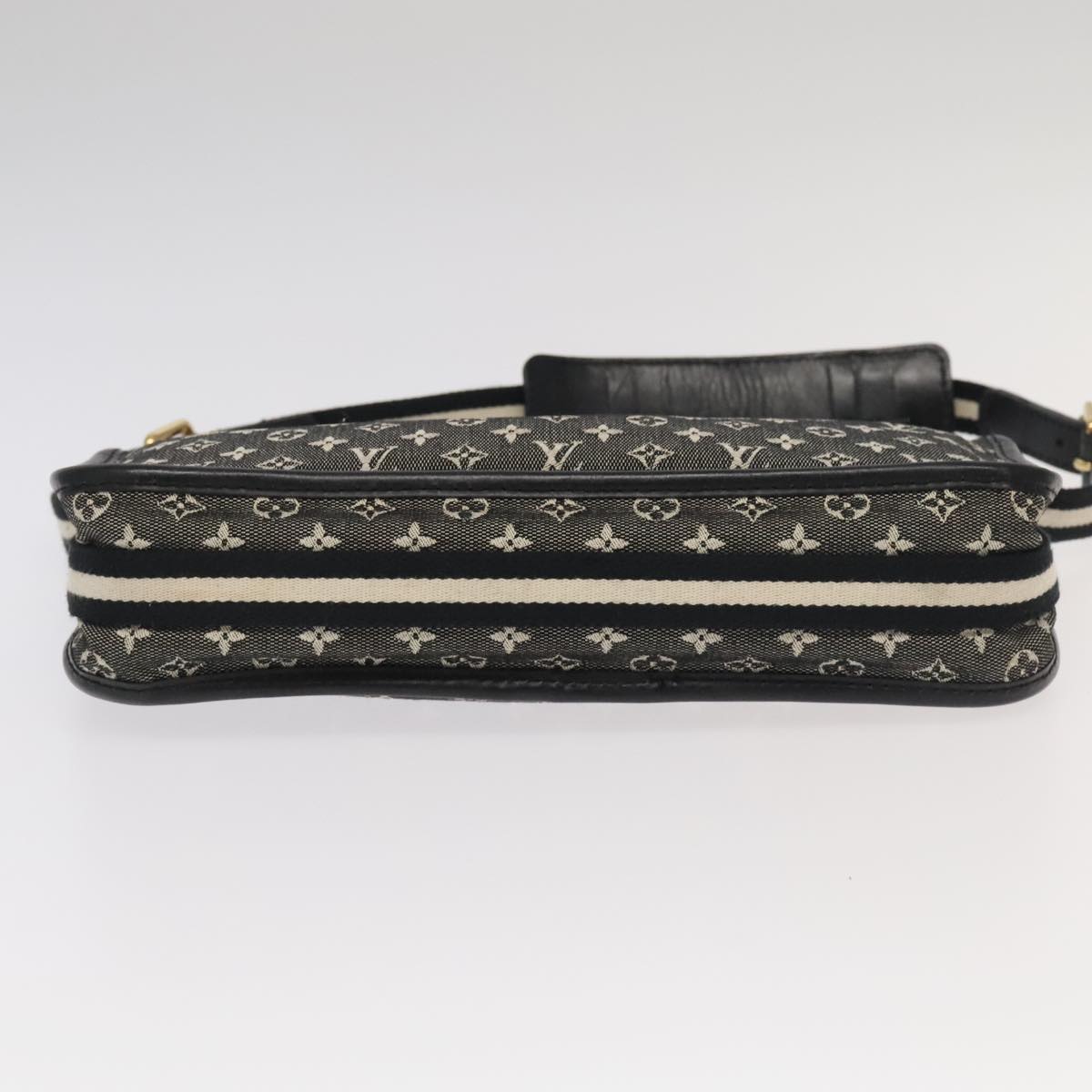 Louis Vuitton Pochette Bag – Chic & Versatile