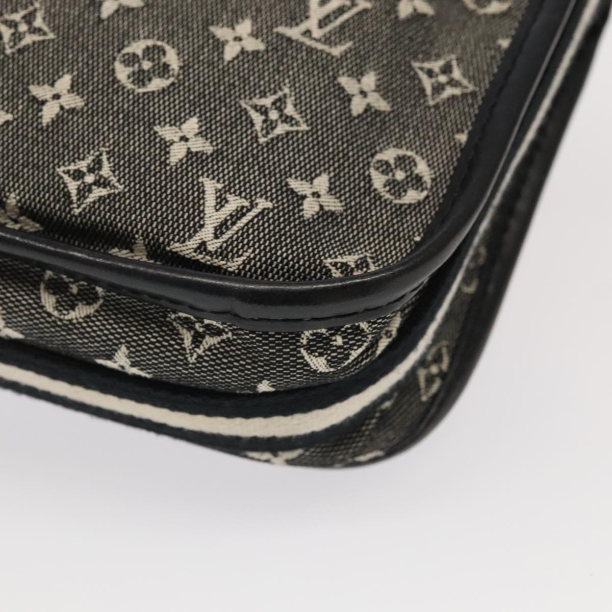 Louis Vuitton Pochette Bag – Chic & Versatile