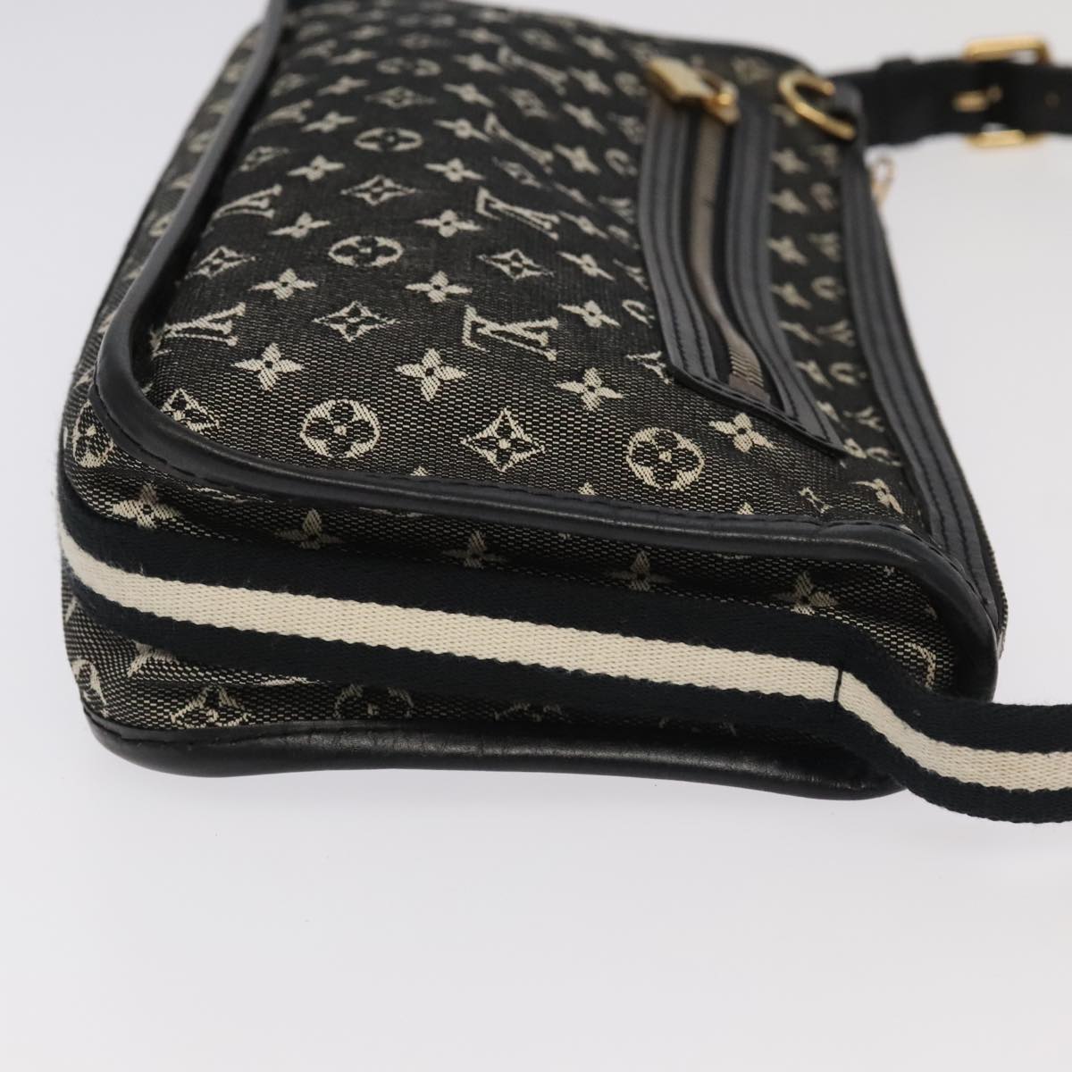 Louis Vuitton Pochette Bag – Chic & Versatile