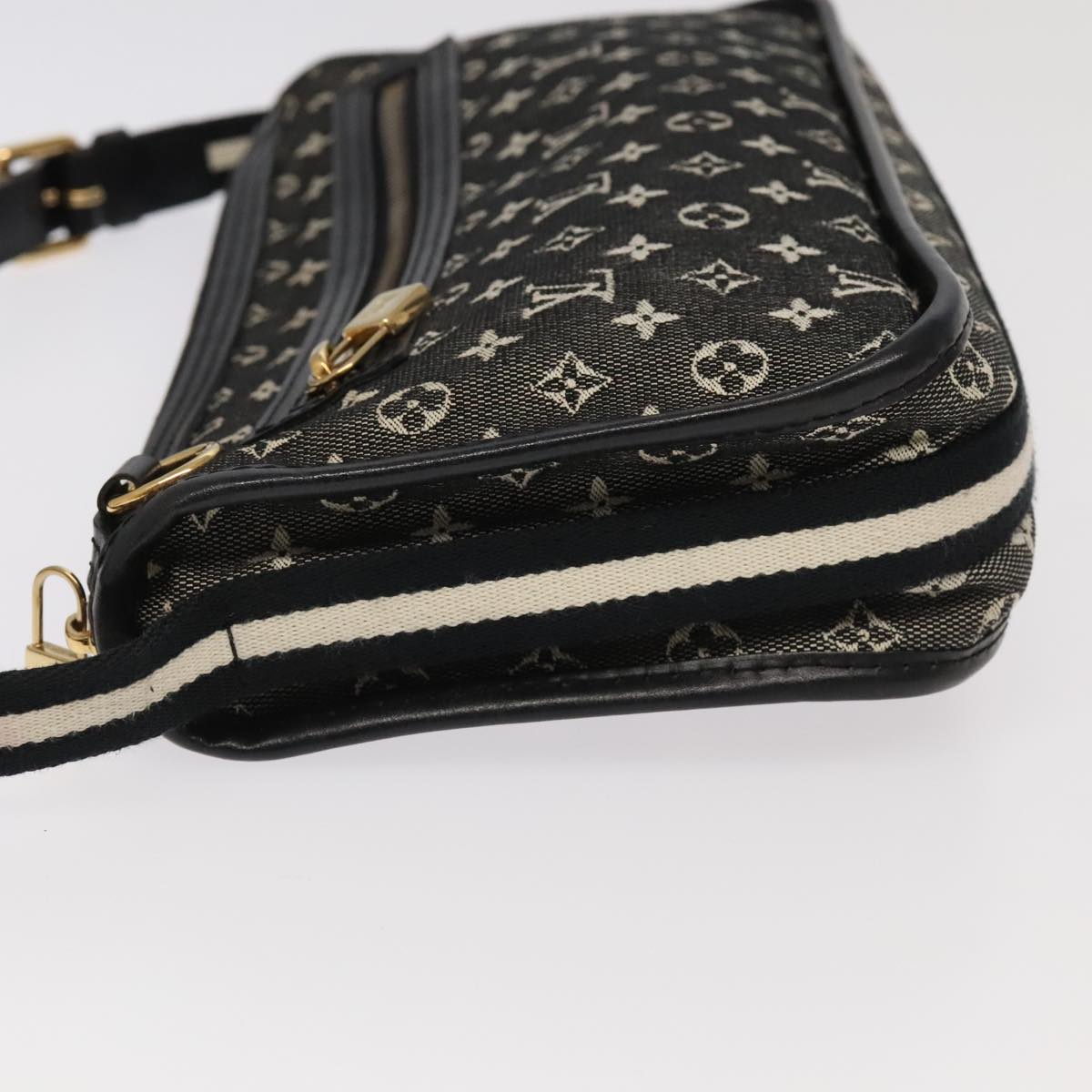 Louis Vuitton Pochette Bag – Chic & Versatile