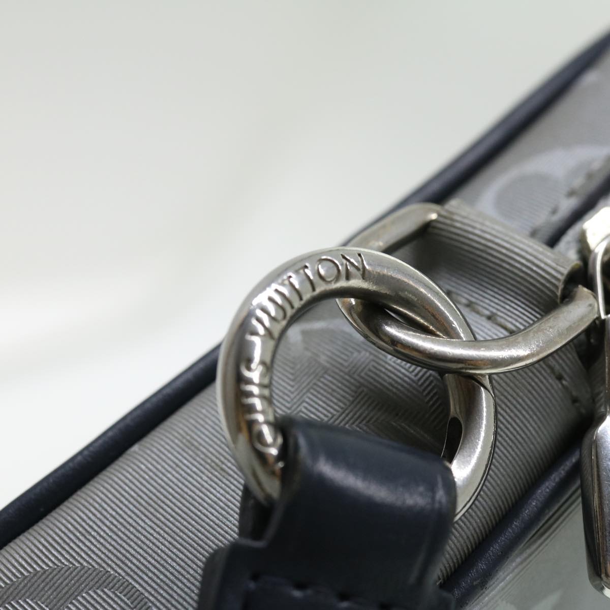 Louis Vuitton Alpha Messenger – Stylish Designer Crossbody Bag