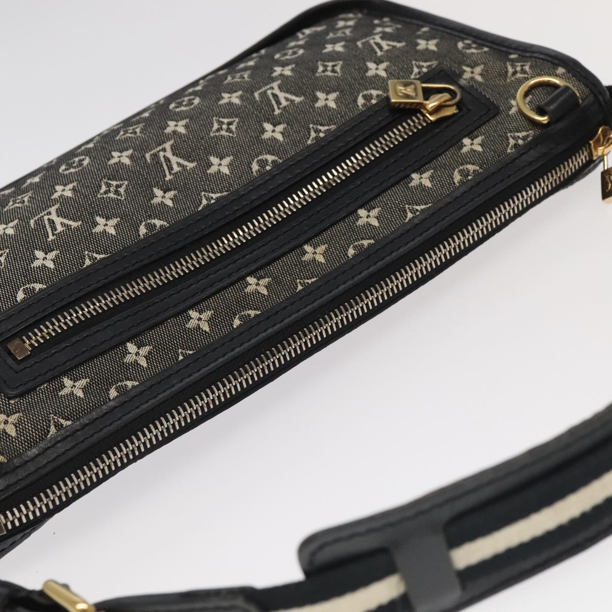 Louis Vuitton Pochette Bag – Chic & Versatile